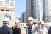정명근 화성시장, 30일 개통 경부고속도로 상부 임시보행로 현장점검