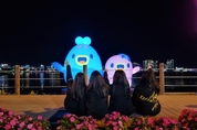 속초시, 청초호에 초대형 ‘짜니와 래요’ 공기조형물 수상 전시