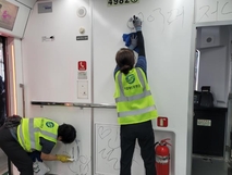 지하철 객차 낙서 사건… 서울교통공사 “무관용 대응”