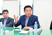 백영현 포천시장, 기업 애로 청취하기 위한 신평패션칼라사업협동조합 방문