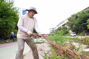 의정부시, 부용천 일대 부유물 청소... 지역 주민들과 함께 세 번째 정비 활동 진행
