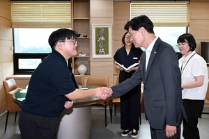 밀양시, 2025년 상반기 민원행정 우수공무원 시상 및 간담회 개최