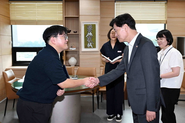 밀양시, 2025년 상반기 민원행정 우수공무원 시상 및 간담회 개최