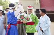깨끼춤 춘 김동연, ‘양주별산대놀이’ 전통 잇는 청년 예술인 응원
