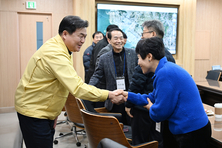 시흥시 어르신위원회, 청사 견학 통해 정책 제안 공유… 임병택 시장, “현장의 나침반 역할 감사”