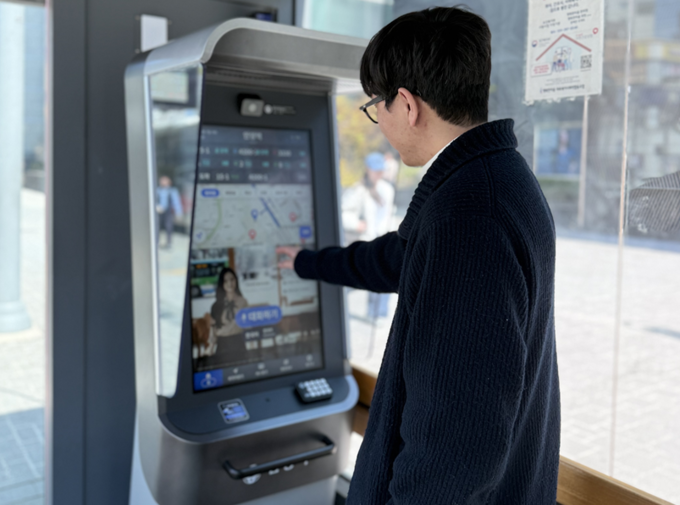 안양시, 전국 최초 ‘AI 디지털 휴먼’ 버스 안내 서비스 개시…“말 한마디로 버스 찾는다”